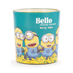 Bougie Minions Bello Petite Jarre, parfum fruité et gourmand aux notes de cerise, pomme, myrtille, fraise, ananas et orange.