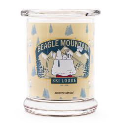 Bougie Peanuts Beagle Mountain aux notes de cerise, prune amande et bois chaud, pour une atmosphère sereine et naturelle.