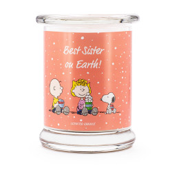 Bougie Peanuts Best Sister on Earth aux notes d’ozone de pomme, orange musquée et jasmin, pour une ambiance douce et relaxante.