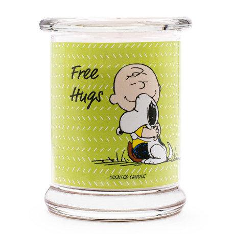Bougie Peanuts Free Hugs aux notes de pomme, orange, fraise, groseille et vanille, pour une atmosphère chaleureuse et relaxante.