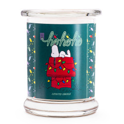 Bougie Peanuts Ho Ho Ho aux notes de vanille, bergamote, beurre, pomme, poire et citron vert, pour une atmosphère festive et aut
