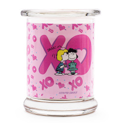 Bougie Peanuts XOXO aux notes de pomme, orange, fraise, groseille et vanille, pour une atmosphère douce et envoûtante.